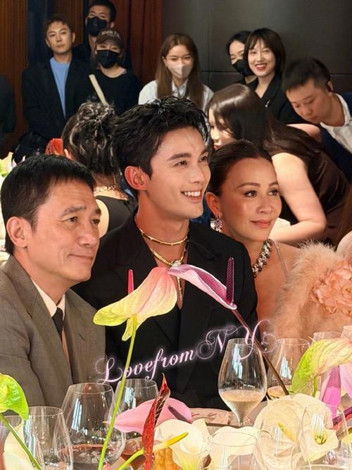上海国际电影节配套品牌晚宴上，刘嘉玲主动招呼吴磊坐到自己与梁朝伟中间。她全程热情