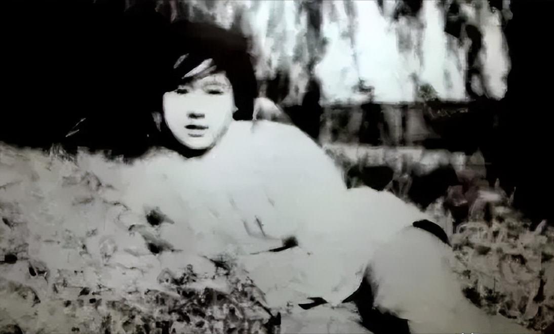 1938年5月，台儿庄战役中，一女护士正要抢救受伤的连长。突然，一个军官