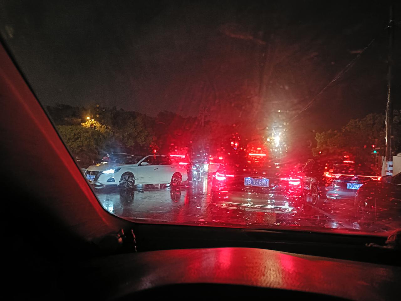 昨天下班去接老婆，隧道还能通，只是雨越下越大，顿觉不妙。果然，接完老婆以后原路返