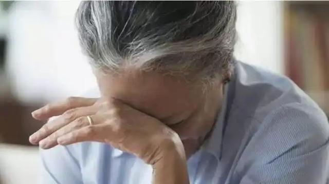 很多高血压患者可能会经历这样一个困扰：每到夜深，忽然醒来，看看时钟，发现已经是凌