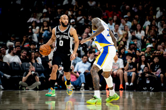 福克斯赛后谈到凯尔登和麦克劳林的表现🎤“KJ除了得分，还能冲抢篮板，他给球队带