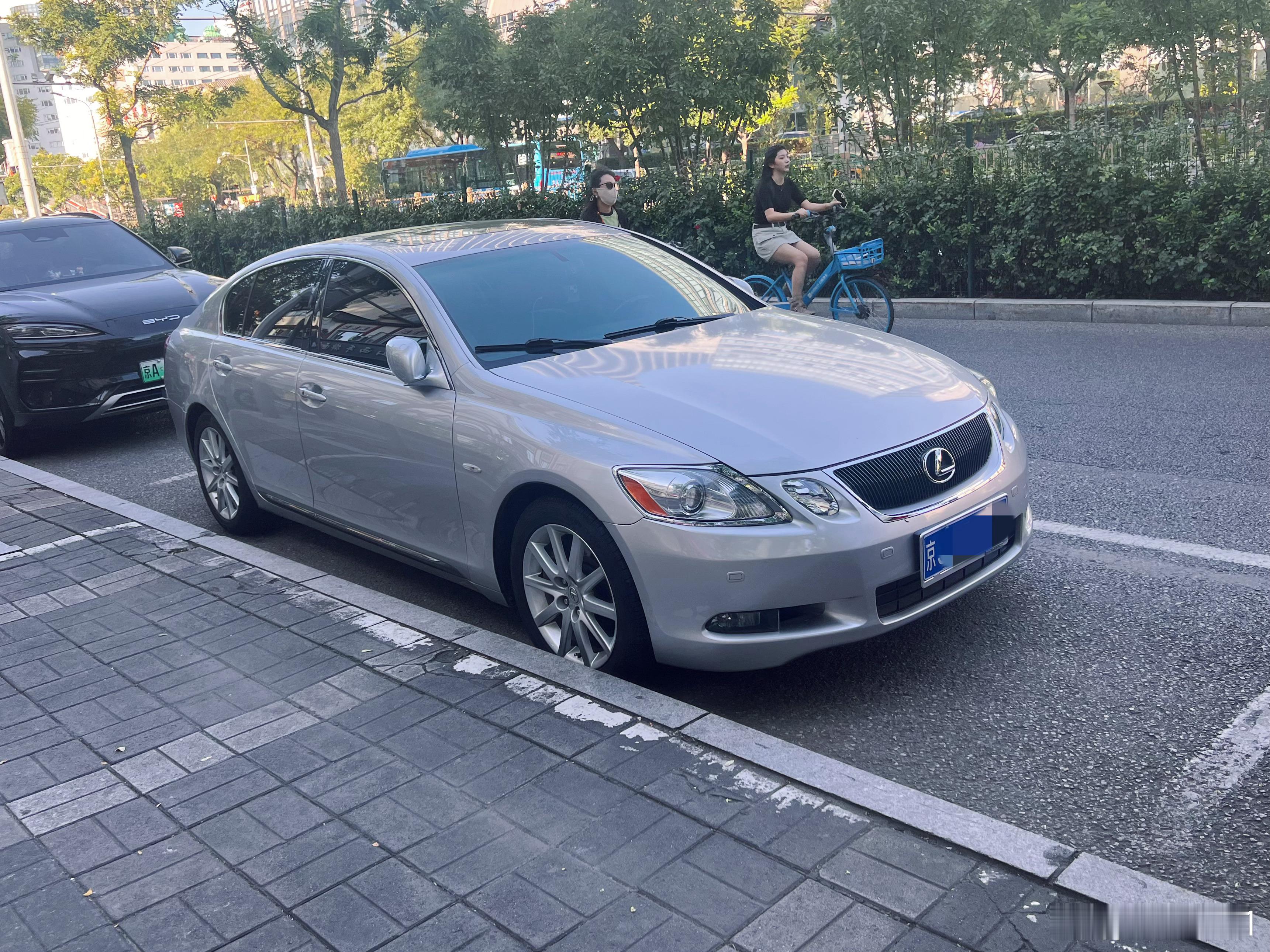 下班时偶遇到了辆闪亮如新的雷克萨斯GS300……​​​