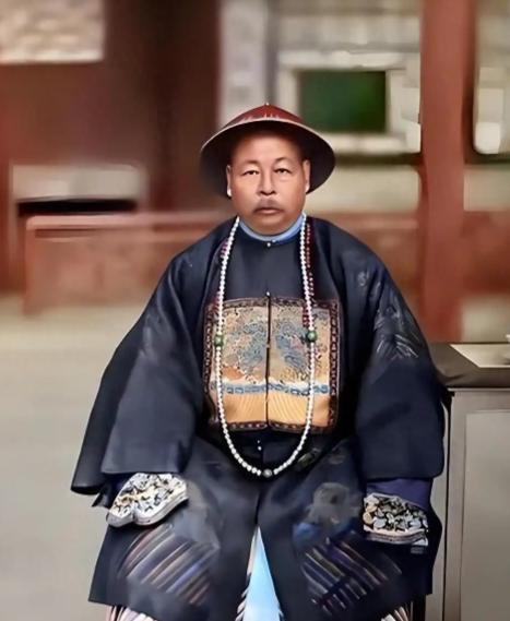 1885年，74岁左宗棠去世。慈禧闻讯，连忙翻阅左宗棠临终前上的奏折，脸色大变，