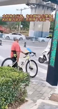 你锁好车去个厕所，回来看到有人正把车往家推，拦还是不拦，吼还是不吼。这位男子选了