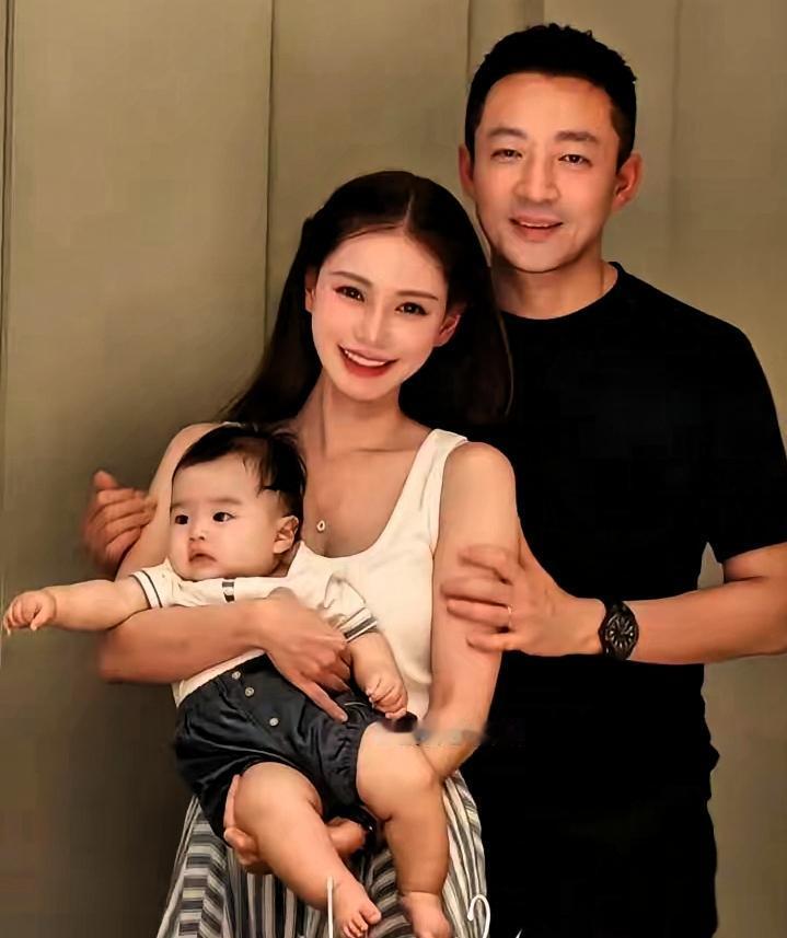 同一个男人，不同两段婚姻，仅仅是几张生活照摆在一起，状态反差颠覆认知，看完瞬间读