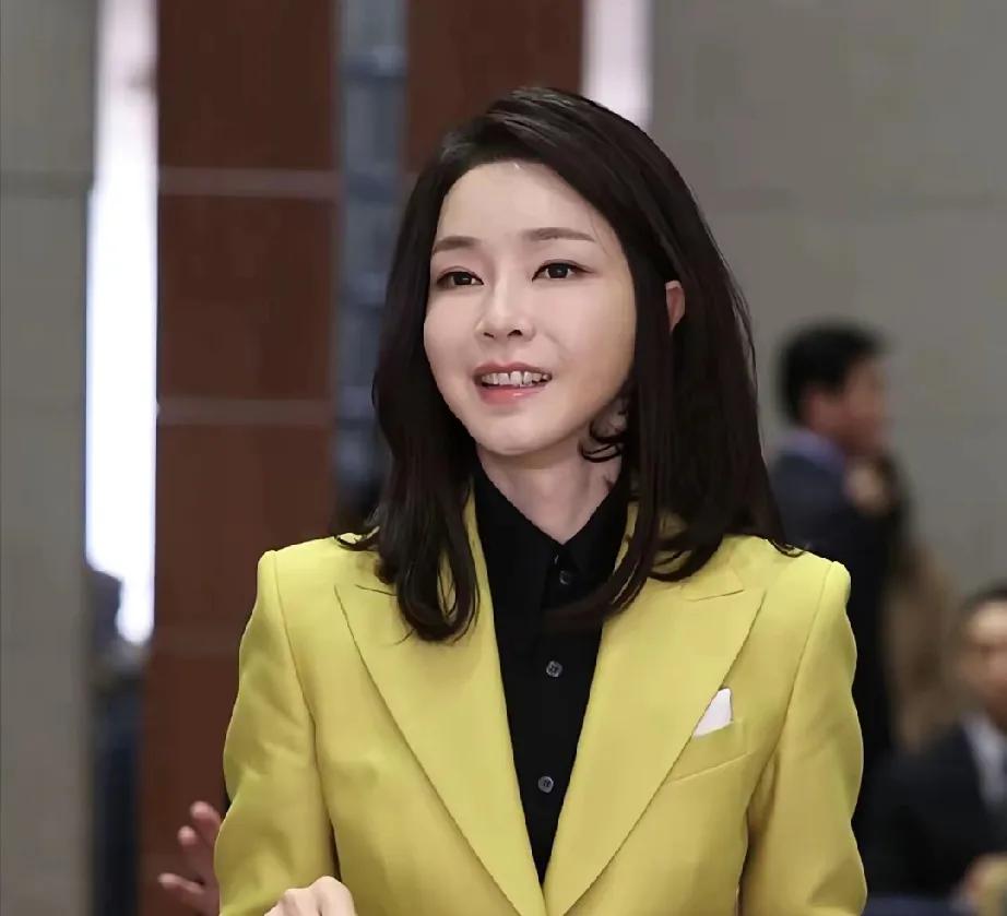 金建希万万想不到，她的丈夫尹锡悦发动全国内乱竟只被请求判十年，而她却因贿赂被请求