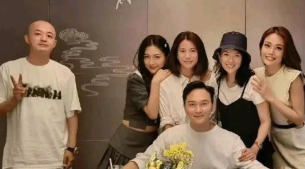 一看就知道谁女人缘好！哈哈哈哈