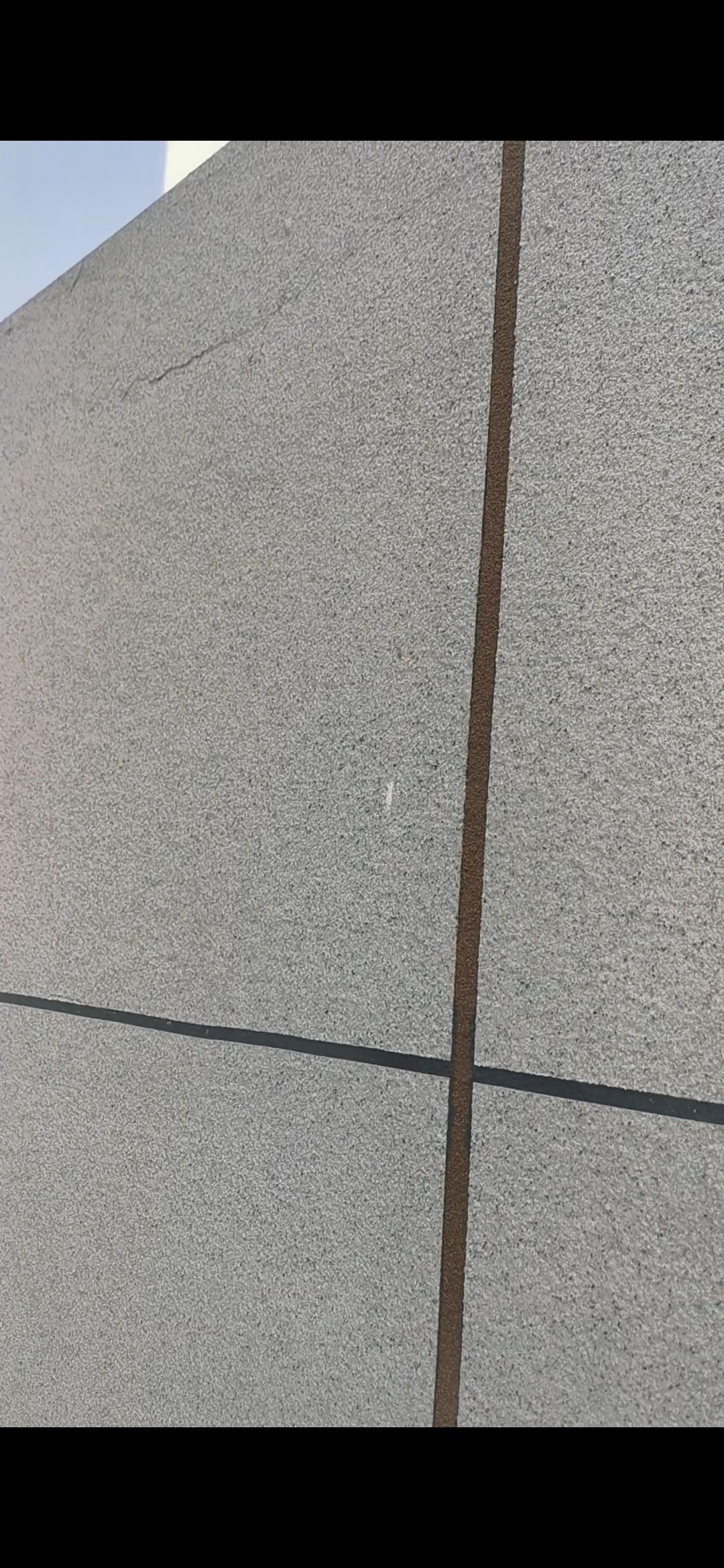 看着是很好的大理石平面（图一）。不过，边上露出了真相。原来是贴了一层纸，里面的胶