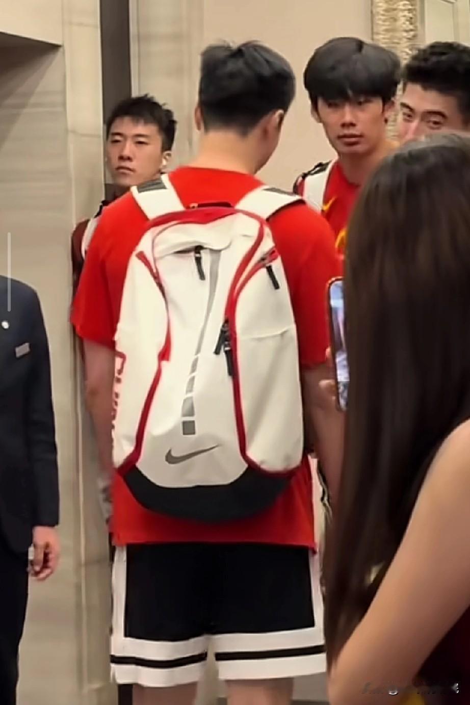 王俊杰到底怎么了，眼里没有光了，和亚洲杯相比判若两人！中国男篮状态下滑最明显