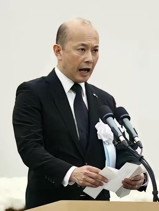 太勇了！长崎市长当着高市早苗的面说真话！别人悼念都挑软柿子捏，铃木史朗偏把锅