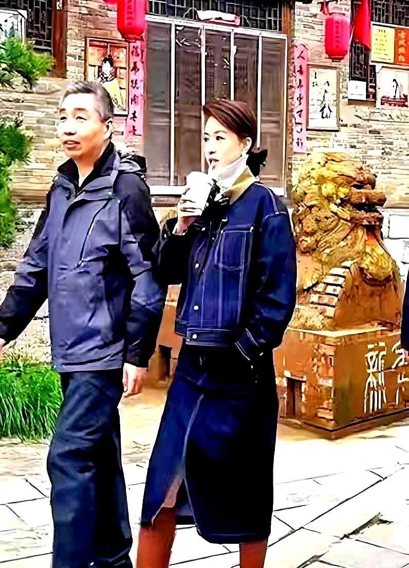 刷到张蕾跟富豪老公逛街的事儿，挺直观的——她还是主持人那股光鲜样，老公明显显老了