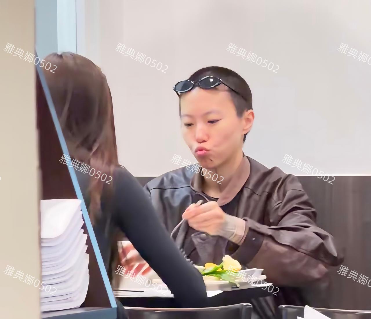 窦靖童虽然穿皮衣戴墨镜梳寸头看起来很酷，但却嘟嘴撒娇表情很可爱。巴黎偶遇王菲的