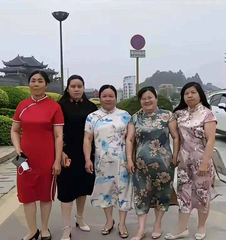 大妈！穿旗袍要有身材的，看你们个个都膀大腰圆的，真的不适合穿旗袍。看到这几位穿