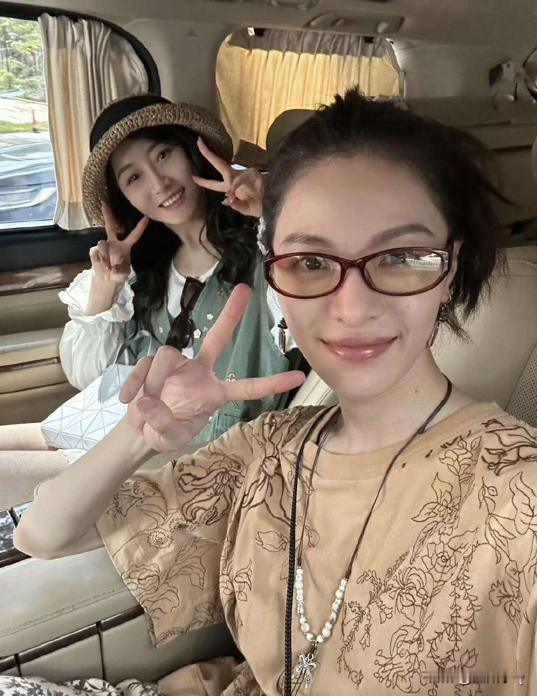 瞧瞧钟楚曦这么不顾形象且卖力地为好友找角度拍照，成片一定不错，她绝对是许多女生心