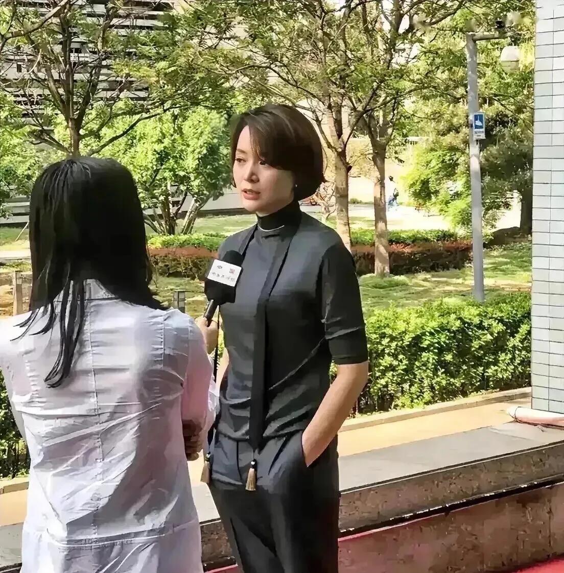 照片中的这位女主持人长得没有周涛和李红漂亮，但她主持的任何的节目都很棒，腹有诗书