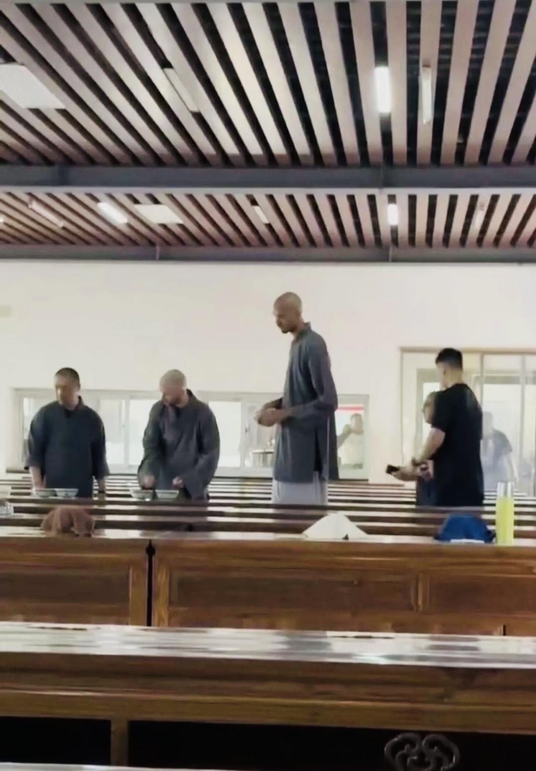 惊呆了老铁｜文班亚马在少林寺剃发为僧，法国铁塔成少林寺第一高僧。近日随着休赛期