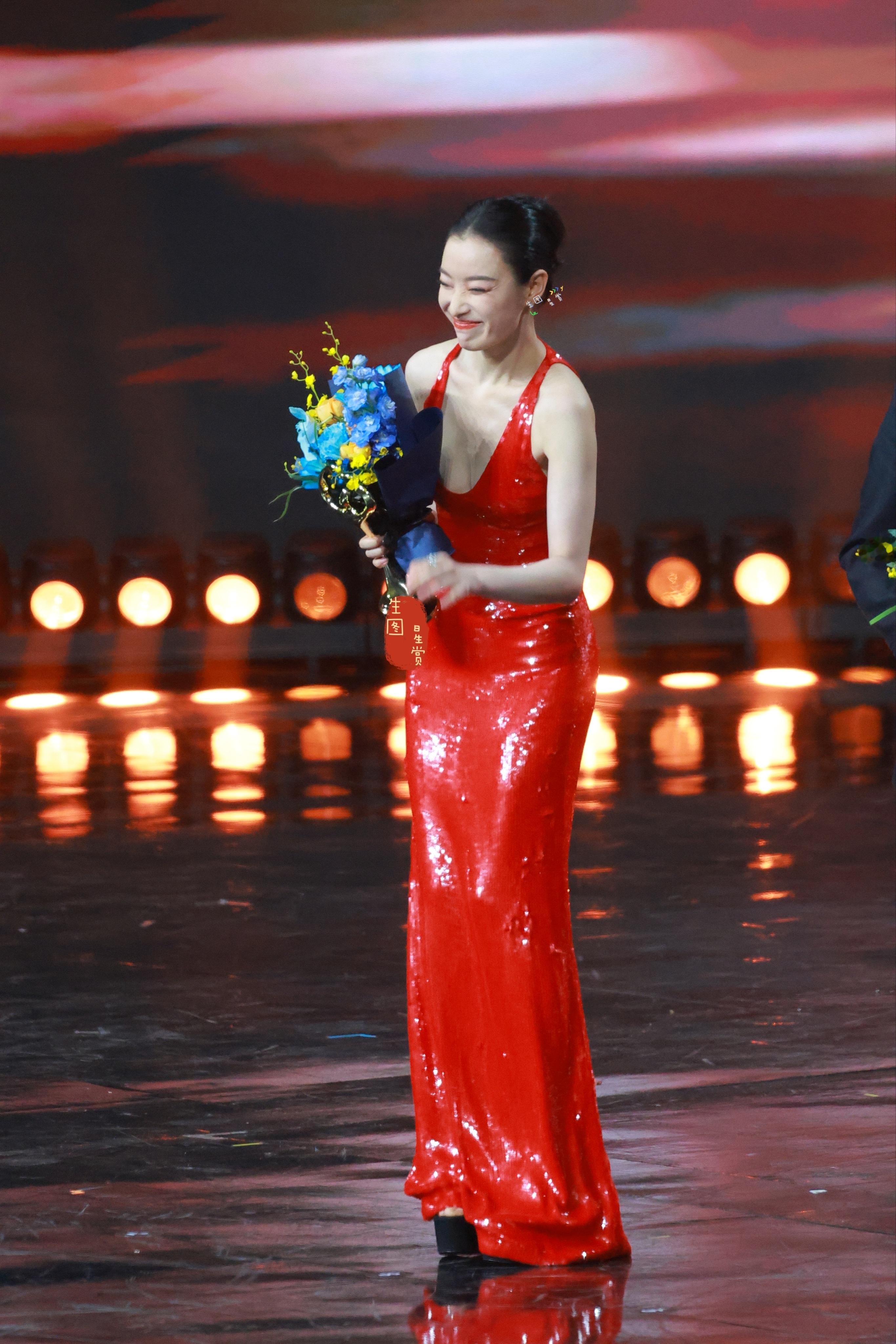 倪妮微博之夜内场出图人比花娇的美Ni❤️不知道倪妮身材很曼妙