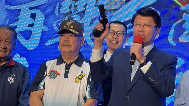 季麟连赠手枪挺谢龙介盼终结赖清德本命区32年执政国民党台南市党部退伍军人