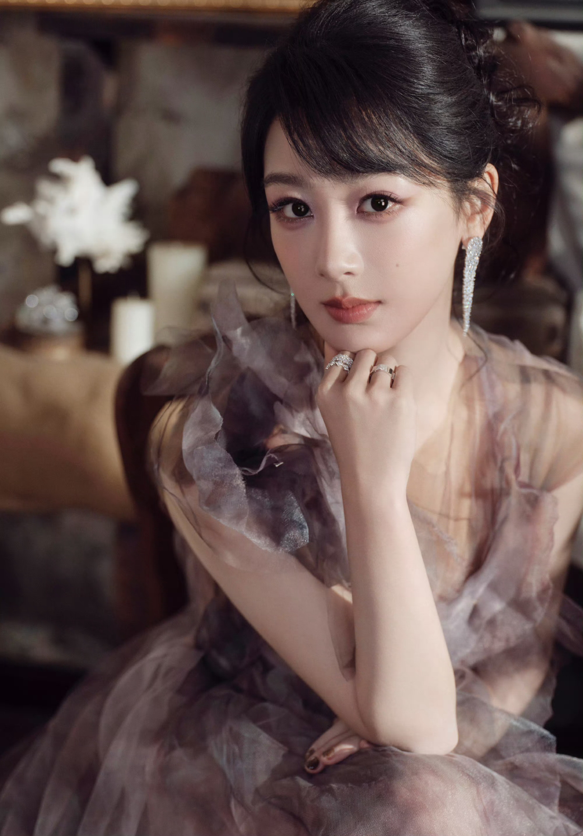 杨紫抬眸远望杨紫直播奥奥这组照片真的太美了，每一帧都可以当壁纸[比心][比心][比心]