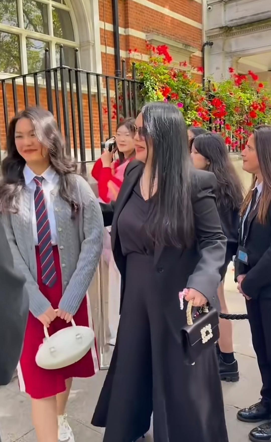 李湘接女儿王诗龄放学，母女俩同框穿搭引吐槽……有人说王诗龄穿成了30岁阿姨的