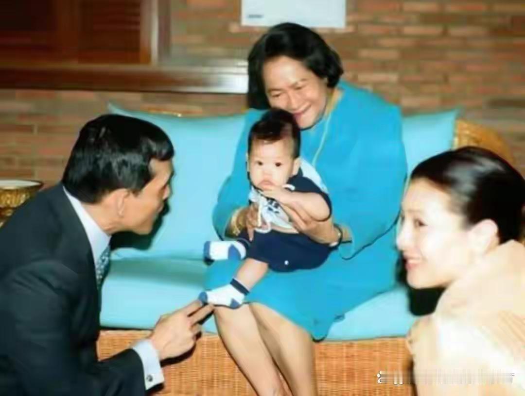 提帮功在姑婆怀中萌萌哒，西拉米微微一笑倾国倾城。当年提帮功的出生让皇室成员都喜气