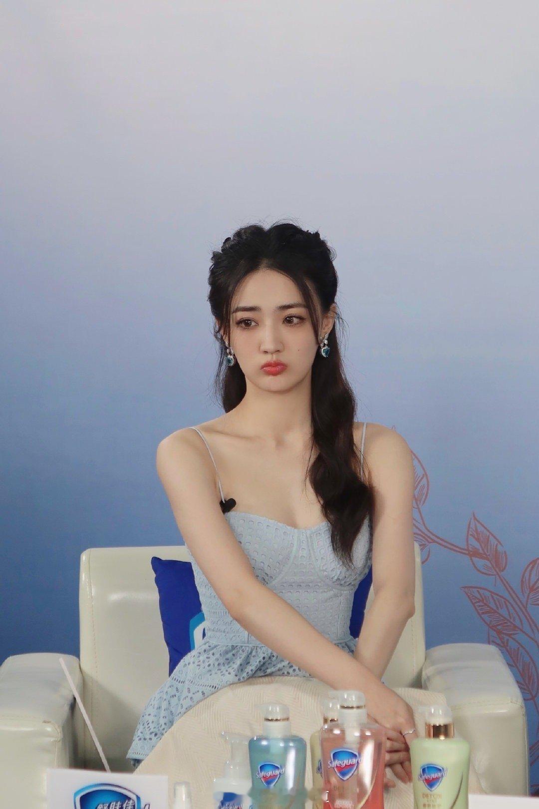 徐璐扎发吊带甜美风直播造型