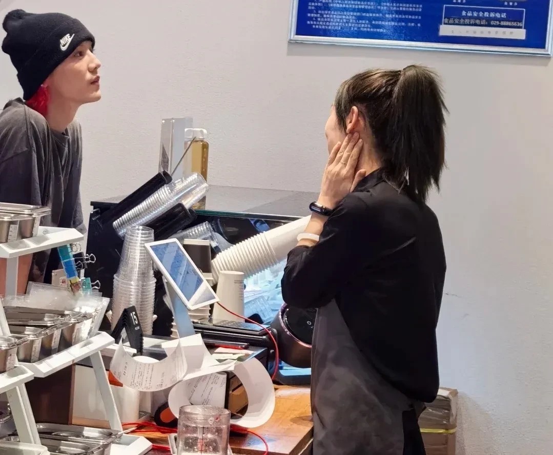 鹿晗永远都是顶流不服不行他随手点了一杯奶茶，都把店家干沉默了鹿晗到了西安，