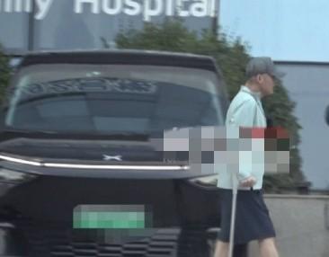 9月16日，有狗仔拍到那英老公孟桐杵着拐杖现身医院，这一次他身边没有任何人搀扶，