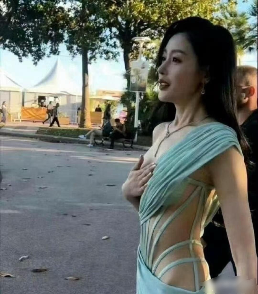 身上但凡有一点赘肉，张天爱这衣服都穿不了