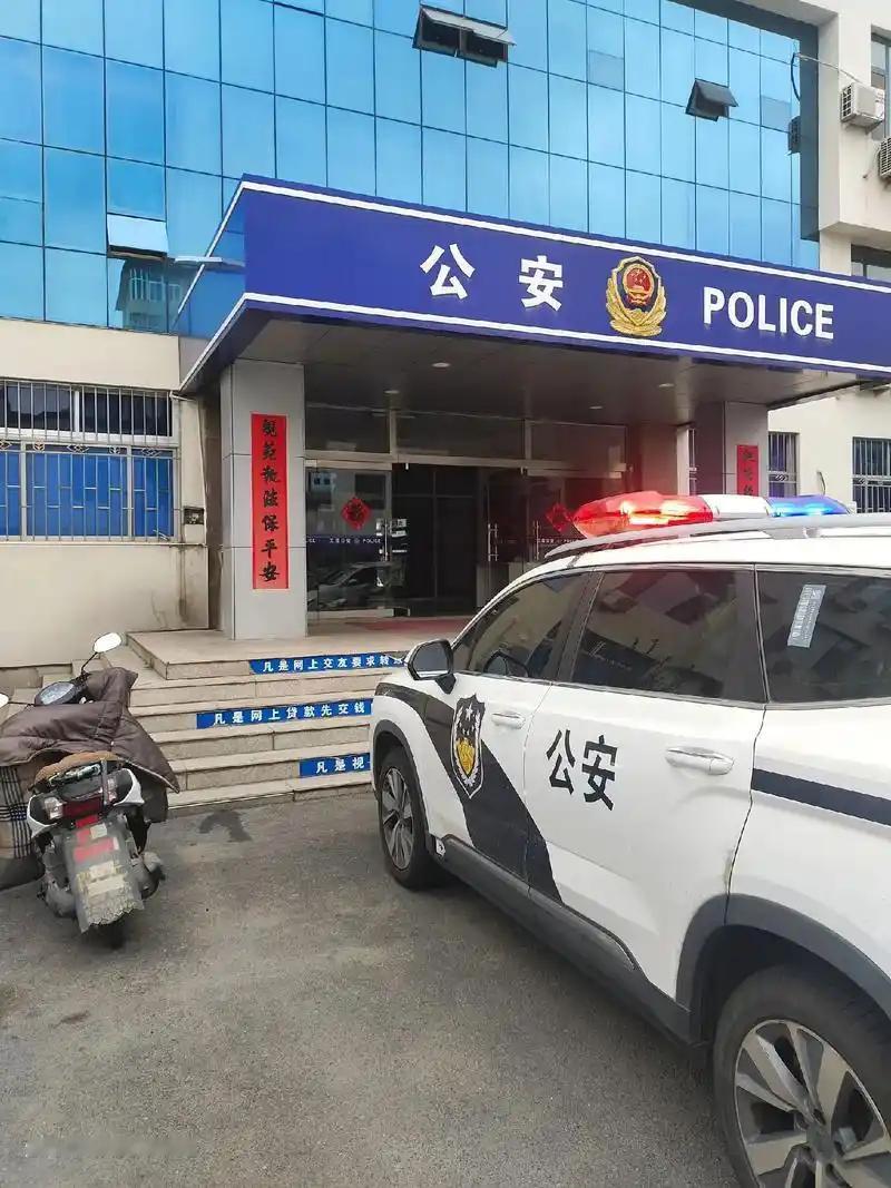 真正了解基层警务的都知道，派出所民警尤其是中层干部，根本没有摸鱼时间，忙到手机不
