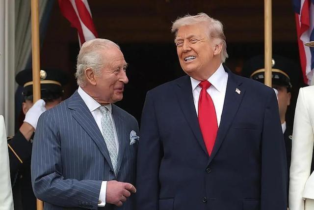 全网都被骗了！谁还傻傻以为英国是美国随叫随到的小跟班？八旬高龄查尔斯三世硬核访美