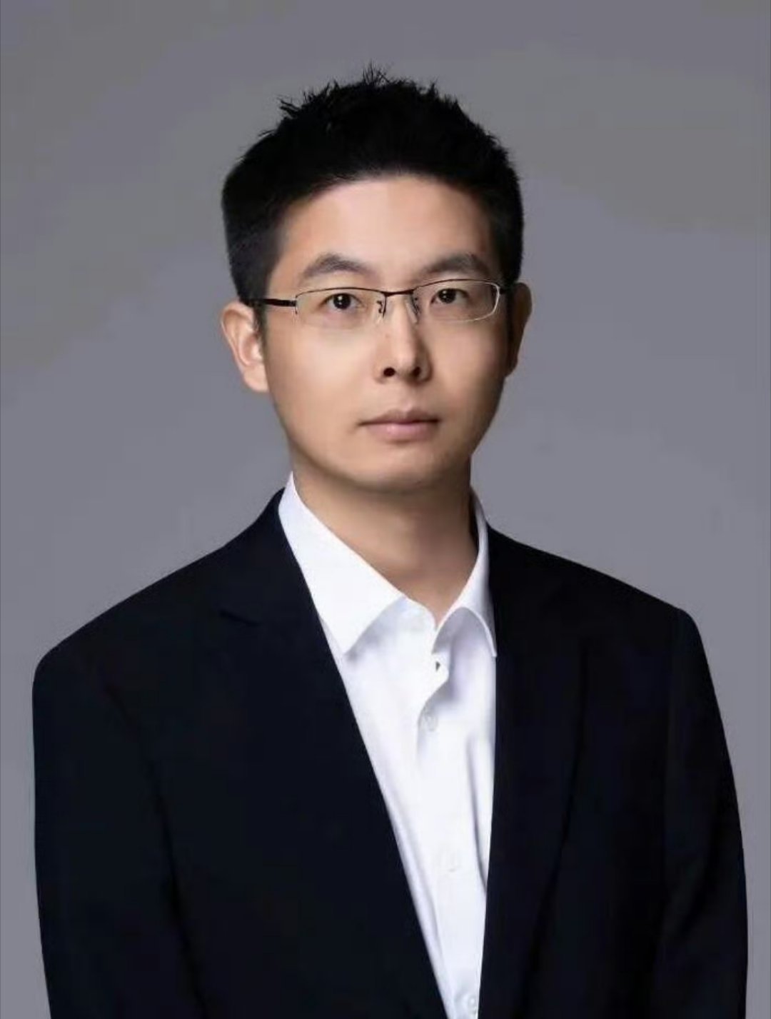 王兴兴在宇树科技IPO路演后加时回应的那段话，听着挺让人感慨的。2016年硕士毕业进大疆，干了俩月就