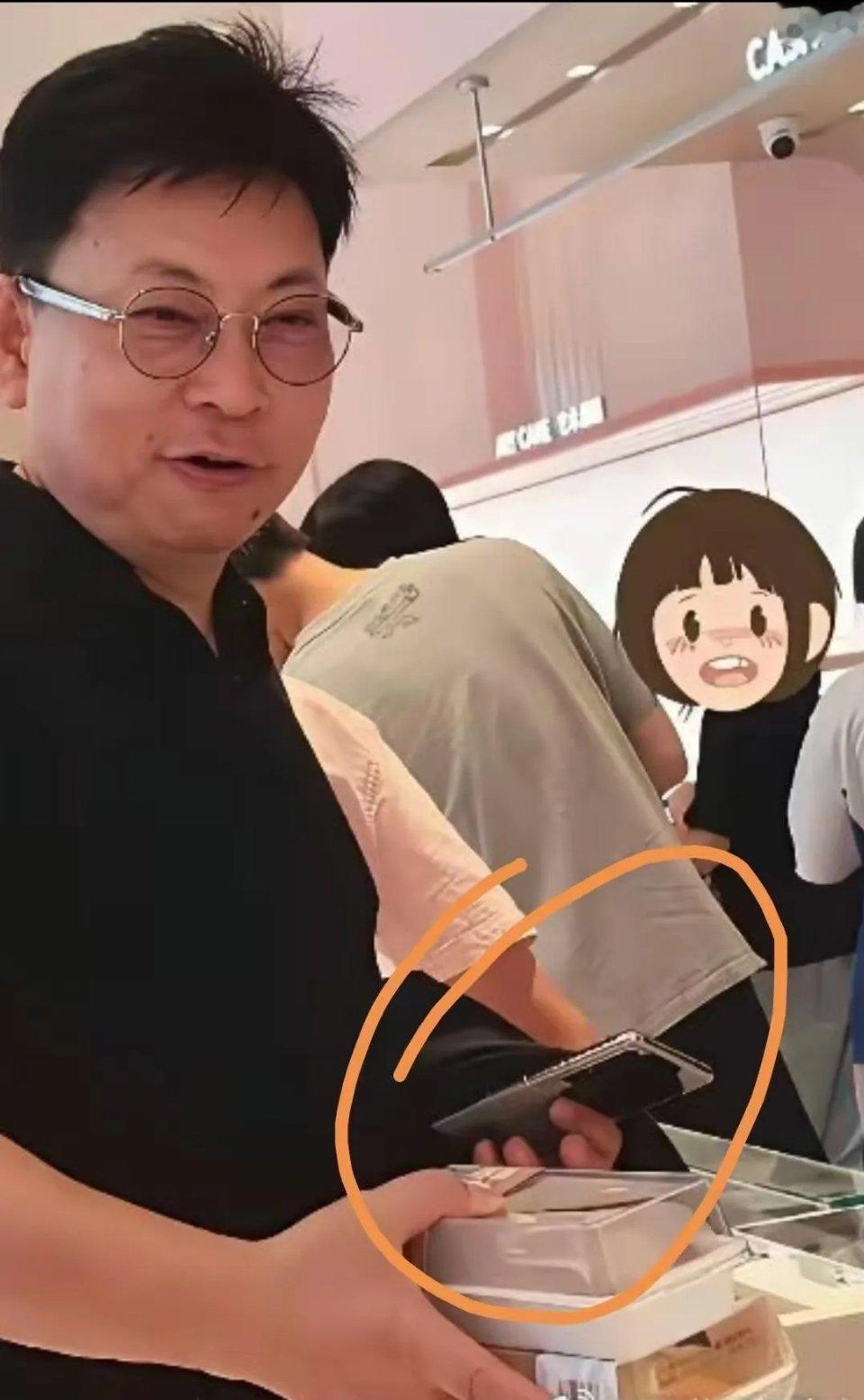 余总手中拿的是Mαte80吗？亦或者华为新折叠屏？[doge][doge]​​​