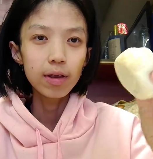 一个刚满20岁的女大学生，脸蛋嫩得能掐出水，可是她身上最隐秘的那个部位，居然已经