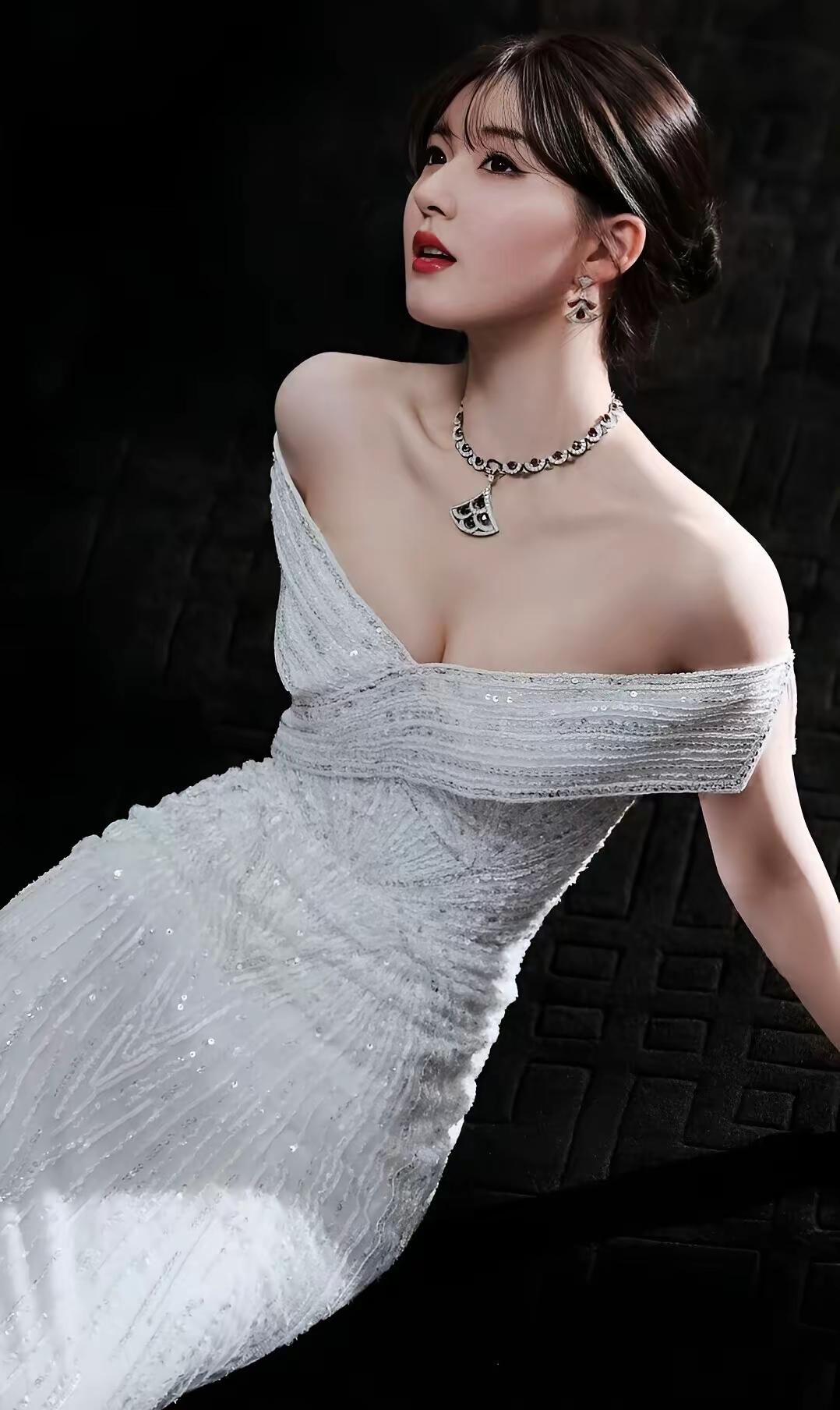 银光闪闪，如梦似幻。