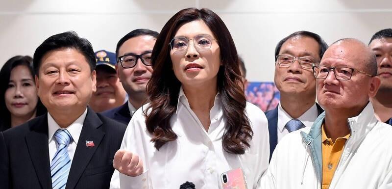 卢秀燕遭党内两大咖“冷水洗脸”，蓝营一姐梦碎当场？台中市长卢秀燕最近积极布局，力