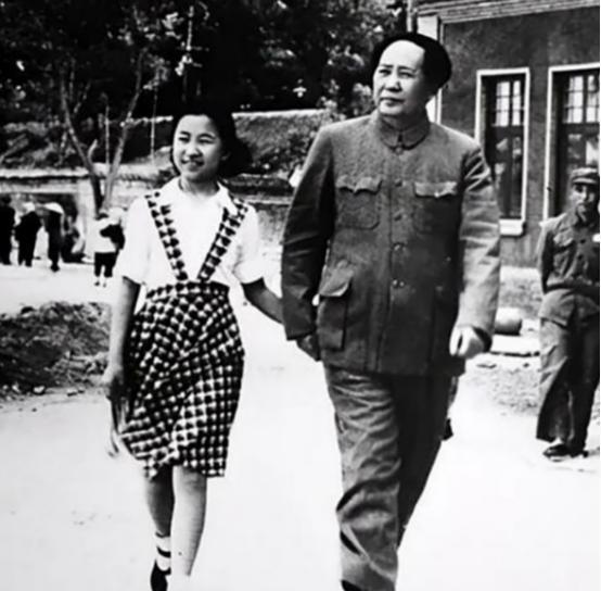 79年得知李讷生活不好，王光美亲自前往看望：有什么困难，告诉我“1979年5月