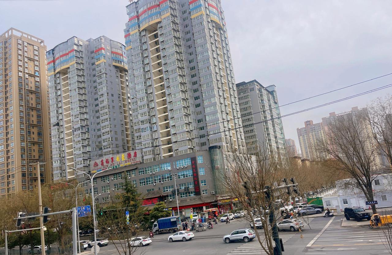 男人有钱，手头宽裕了，脾气就变好了。钱是人的血脉，有钱就是气血充足，所以容光焕发