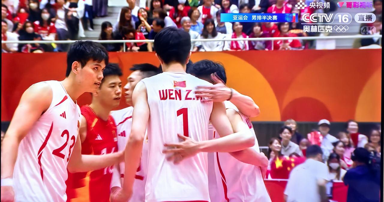 亚运会中国男排vs日本男排的半决赛正在进行中。首局比赛，中国男排顶住高压、稳