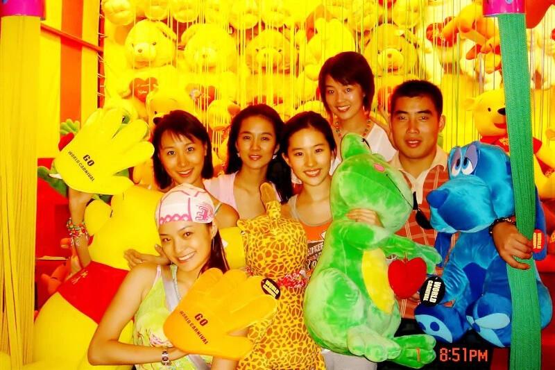 这是没见过的刘亦菲呀！20年前还是的大学生刘亦菲和北京电影学院的同学一起去游