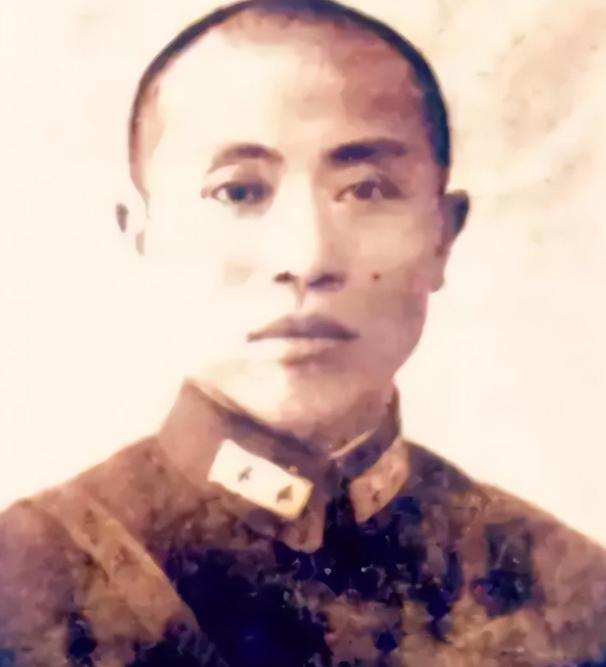 1934年，川军军长郭汝栋追击红军，眼看快追上时，却突然停下埋锅造饭，老部下事后