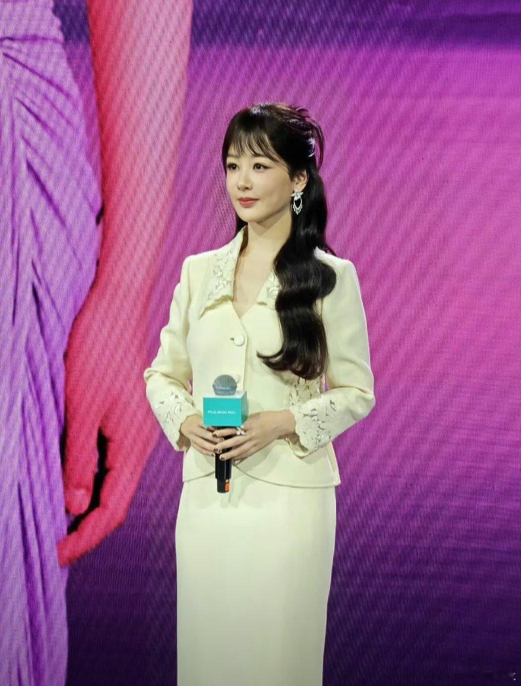 杨紫最近活动的生图在🍠被嘲了好多人说看到杨紫这样觉得自己也能去当明星这个状态很