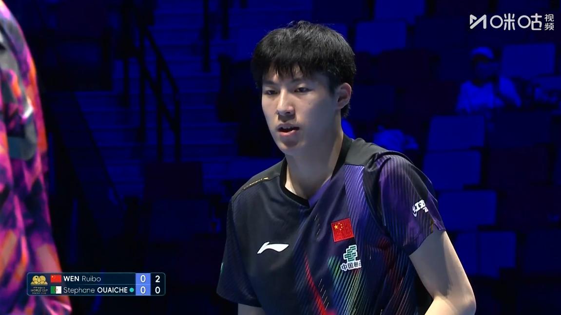 侯英超提醒温瑞博，第一局要快速适应，因为瓦伊切的节奏打的很慢，看来是提前研究