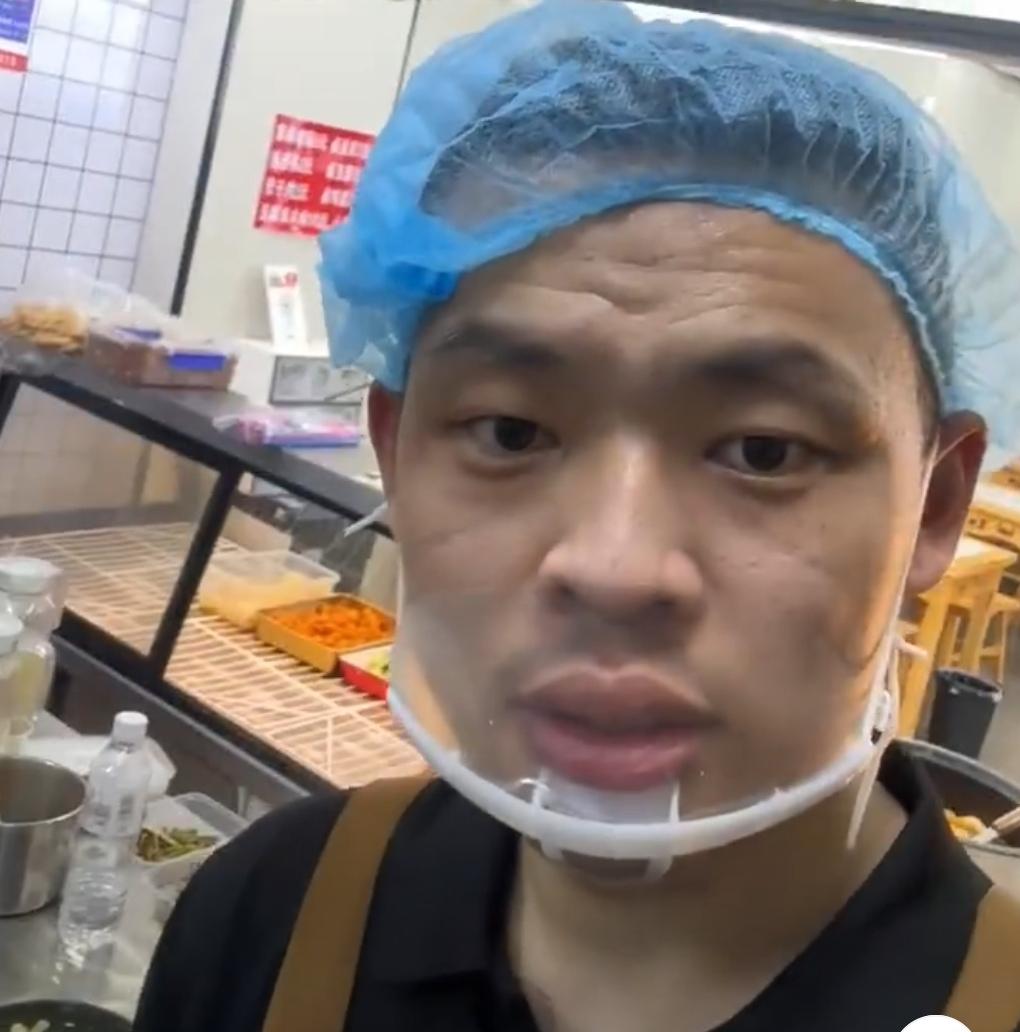 很多人开店做生意，剩食材大多会直接倒掉。但山西这家面馆的老板，却坚持做着一件不起
