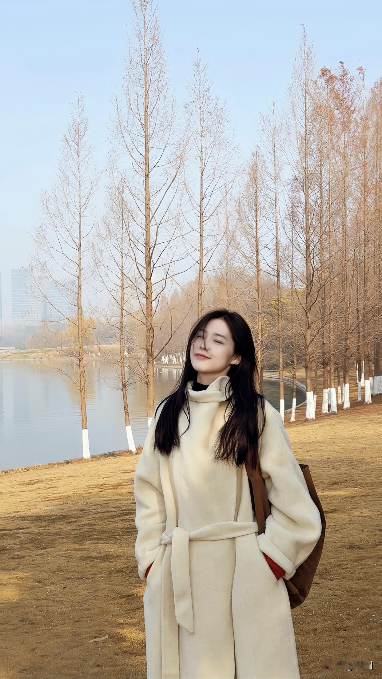 比如在小区或公园的长椅上，让女生穿吊带扎染长裙，单手撑椅背，上半身靠椅背，微笑看