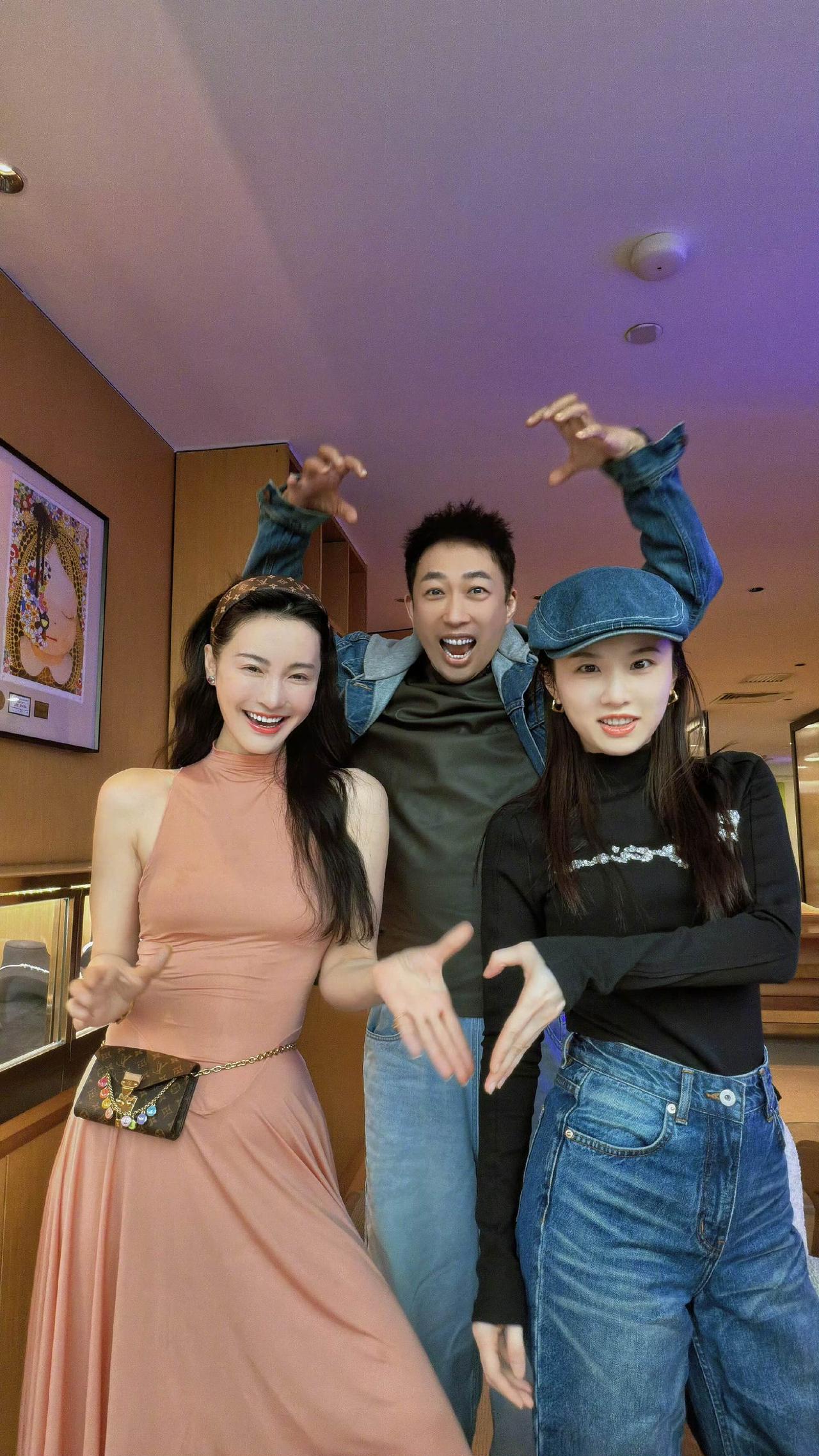 于正公司这么多女演员，怎么没有听说哪个女演员跟他传过绯闻呢？还有很多别的公司