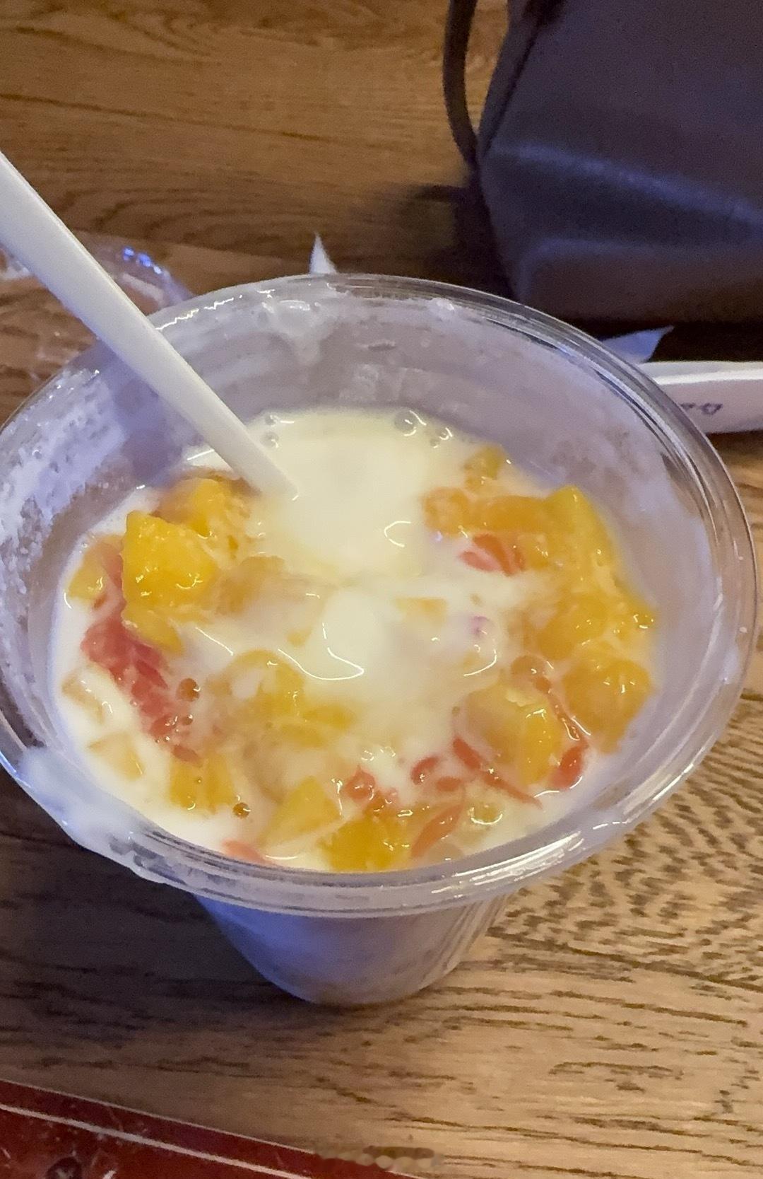 最直接的快乐就是打卡各种奇奇怪怪的饮品踩各种坑，芒果泛酸，柚子泛苦，各种小料只有