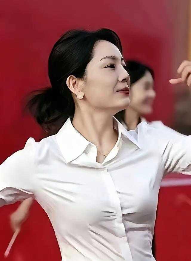  国庆爆火秦主任出圈，网友好奇她究竟是什么来头国庆期间，“秦主任”因一身白衬衫