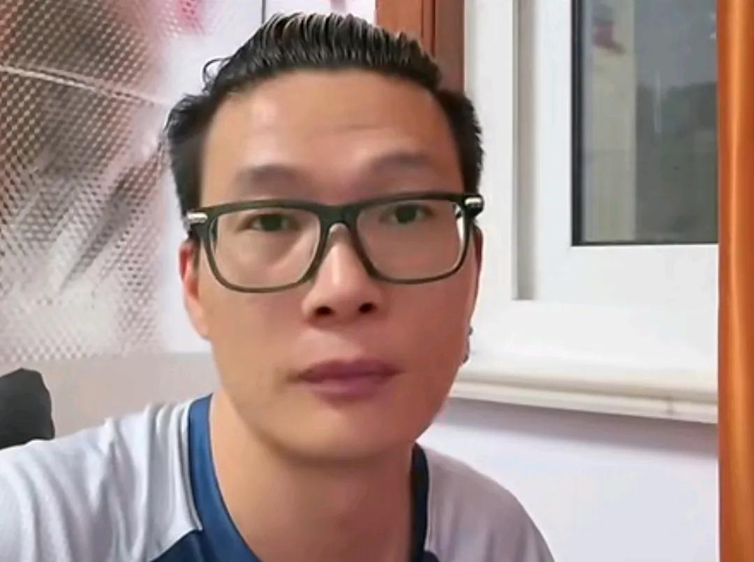 球迷陈老师表示，作为上海申花球迷，他对俱乐部很心寒。陈老师在直播时表示，这么多