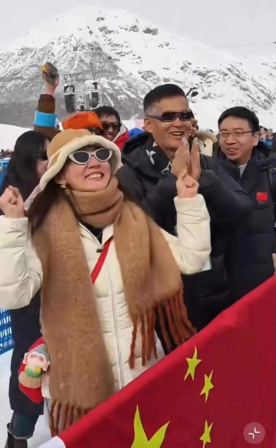 今晚，苏翊鸣的妈妈给所有女人提了个醒。那就是女人可以不漂亮，也可以不可爱，但